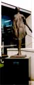 左足を前に出して立っている男性の銅像が、窓際に展示されている写真