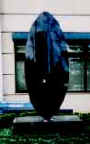 楕円形に凹凸が刻まれた黒御影石のオブジェの写真