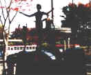 両手を広げている人間2人が、丘の上に立っているブロンズ像が屋外に展示されている写真
