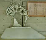 回転する人体をスローモーションのように表現した灰色の彫像が展示されている写真