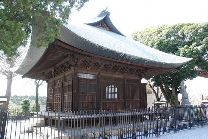 木製の建材で造られた寺の堂の外観の写真