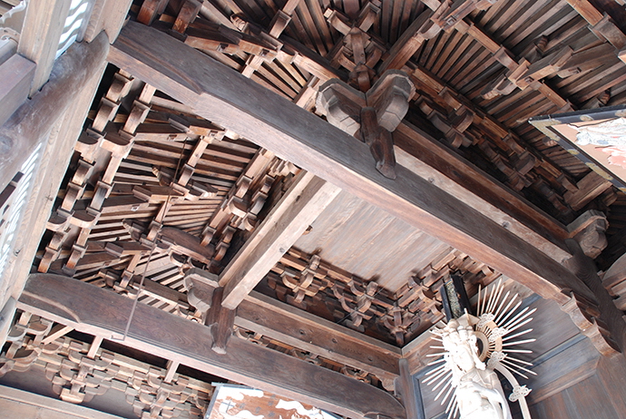 木製の建材で造られた寺の堂の屋根裏の写真