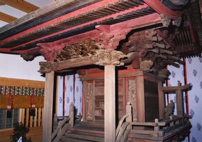 神社内の祭壇を斜めから撮った写真