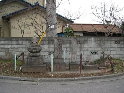 住宅前にある複数の石造物の写真