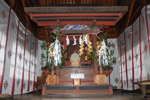 神社の中の祭壇の写真