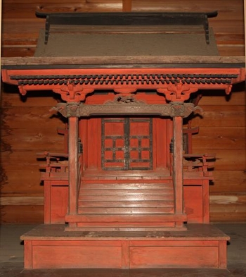 赤い塗料で塗られた神社の本殿の写真
