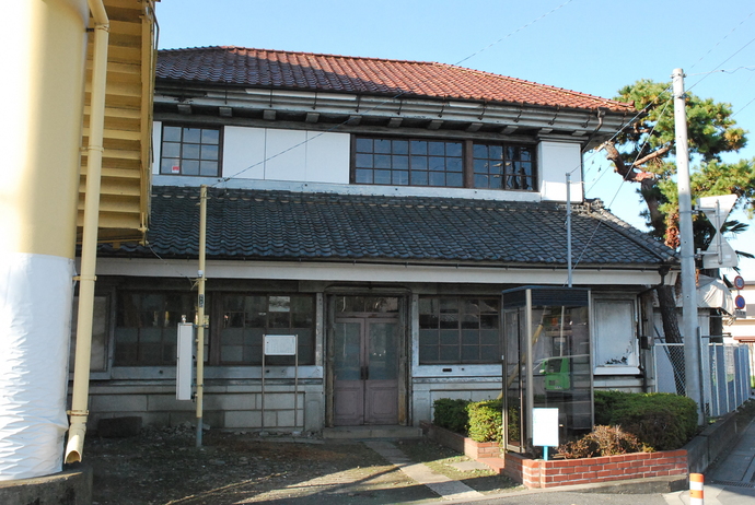 二階建ての瓦屋根の日本家屋の正面写真