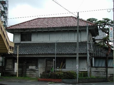 瓦屋根の二階建て家屋の写真