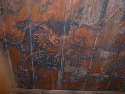 竜の描かれた木造の天井の写真