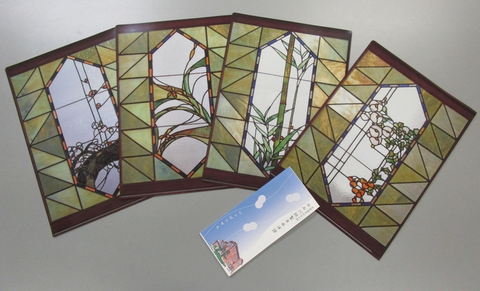 梅・蘭・竹・菊をモチーフにしたイラストの4種のクリアファイルと西洋館のイラストが描かれた一筆箋の写真