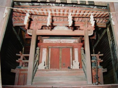 神社内の祭壇の写真