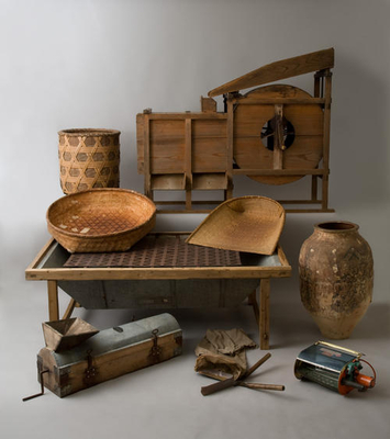 竹製のざる2種類と背負いかごと壺と木製機械と複数の道具の写真
