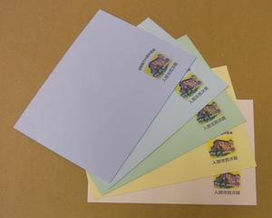切手の付いた5色の封筒の写真
