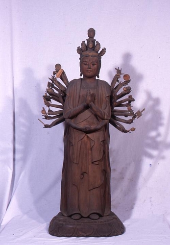 木造の千手観音菩薩立像を正面から撮った写真