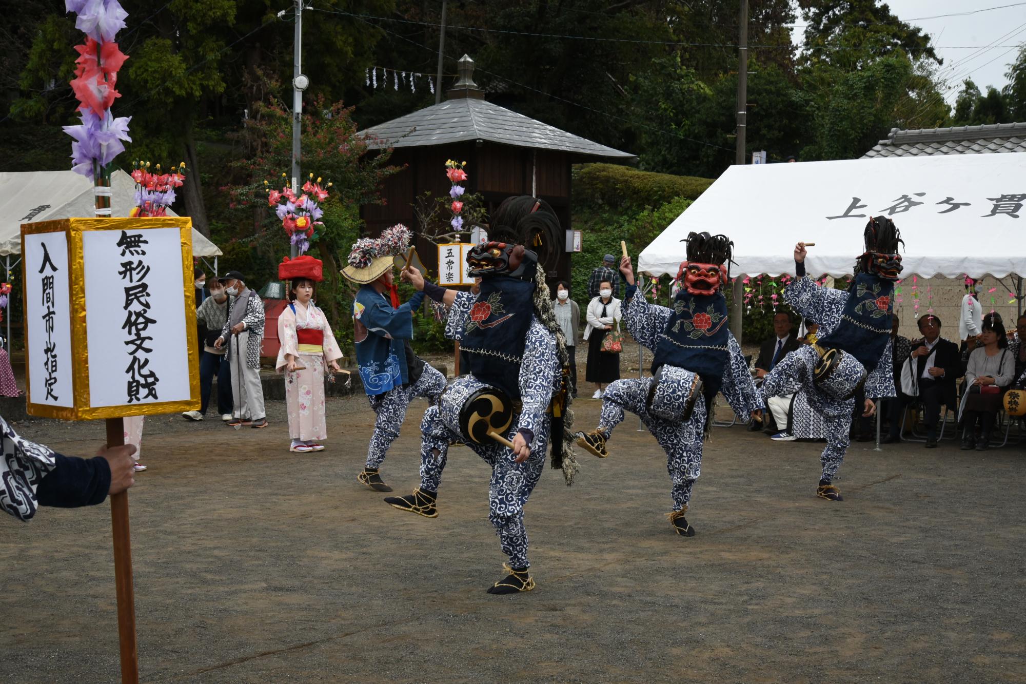 3頭の獅子が舞っている