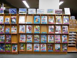 表紙が見えるように雑誌が立てかけられた図書館の雑誌コーナーの写真